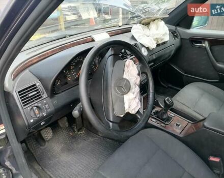Синий Мерседес Ц-Класс, объемом двигателя 1.8 л и пробегом 135 тыс. км за 2500 $, фото 5 на Automoto.ua
