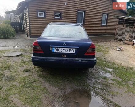 Синій Мерседес Ц-Клас, об'ємом двигуна 2 л та пробігом 280 тис. км за 1200 $, фото 1 на Automoto.ua