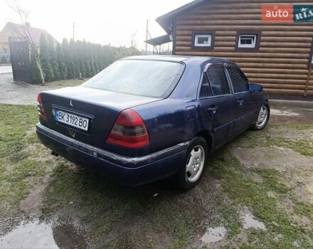 Синій Мерседес Ц-Клас, об'ємом двигуна 2 л та пробігом 280 тис. км за 1200 $, фото 4 на Automoto.ua