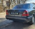 Синий Мерседес Ц-Класс, объемом двигателя 1.8 л и пробегом 300 тыс. км за 175000 $, фото 1 на Automoto.ua