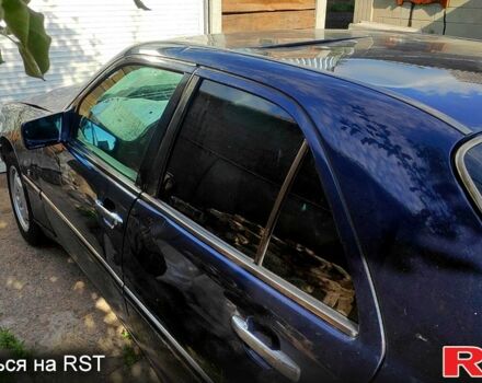 Синий Мерседес Ц-Класс, объемом двигателя 2.8 л и пробегом 330 тыс. км за 1600 $, фото 5 на Automoto.ua