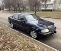 Синій Мерседес Ц-Клас, об'ємом двигуна 2 л та пробігом 400 тис. км за 1500 $, фото 1 на Automoto.ua