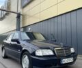 Синий Мерседес Ц-Класс, объемом двигателя 1.8 л и пробегом 443 тыс. км за 1950 $, фото 1 на Automoto.ua