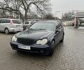 Синій Мерседес Ц-Клас, об'ємом двигуна 2 л та пробігом 320 тис. км за 2500 $, фото 2 на Automoto.ua
