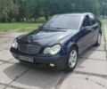 Синий Мерседес Ц-Класс, объемом двигателя 2 л и пробегом 350 тыс. км за 3300 $, фото 1 на Automoto.ua