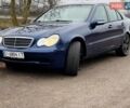 Синий Мерседес Ц-Класс, объемом двигателя 2 л и пробегом 450 тыс. км за 4200 $, фото 1 на Automoto.ua
