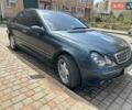 Синий Мерседес Ц-Класс, объемом двигателя 2 л и пробегом 290 тыс. км за 4599 $, фото 2 на Automoto.ua