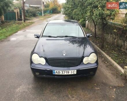 Синий Мерседес Ц-Класс, объемом двигателя 2 л и пробегом 320 тыс. км за 2500 $, фото 1 на Automoto.ua
