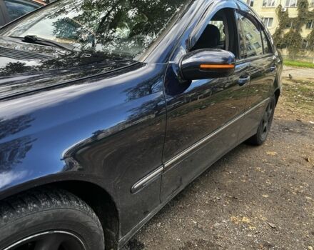 Синій Мерседес Ц-Клас, об'ємом двигуна 2 л та пробігом 388 тис. км за 3500 $, фото 1 на Automoto.ua