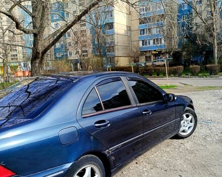 Синій Мерседес Ц-Клас, об'ємом двигуна 2 л та пробігом 300 тис. км за 4500 $, фото 3 на Automoto.ua