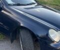 Синій Мерседес Ц-Клас, об'ємом двигуна 2 л та пробігом 400 тис. км за 3000 $, фото 2 на Automoto.ua