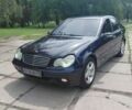 Синій Мерседес Ц-Клас, об'ємом двигуна 2 л та пробігом 350 тис. км за 3300 $, фото 1 на Automoto.ua