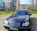 Синій Мерседес Ц-Клас, об'ємом двигуна 2 л та пробігом 300 тис. км за 4500 $, фото 1 на Automoto.ua