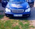 Синій Мерседес Ц-Клас, об'ємом двигуна 2 л та пробігом 200 тис. км за 3800 $, фото 1 на Automoto.ua