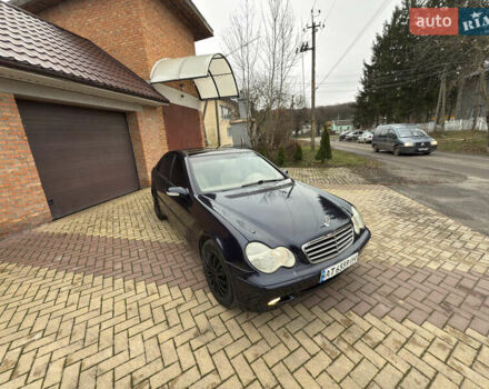 Синій Мерседес Ц-Клас, об'ємом двигуна 2 л та пробігом 305 тис. км за 4000 $, фото 1 на Automoto.ua