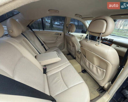 Синій Мерседес Ц-Клас, об'ємом двигуна 2 л та пробігом 305 тис. км за 4000 $, фото 3 на Automoto.ua