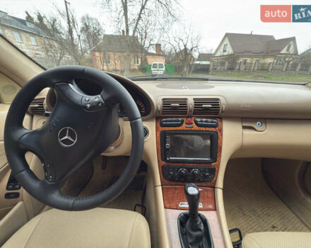 Синій Мерседес Ц-Клас, об'ємом двигуна 2 л та пробігом 305 тис. км за 4000 $, фото 4 на Automoto.ua