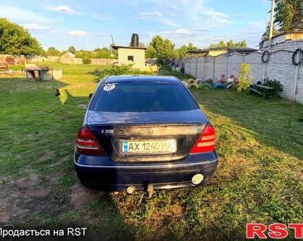 Синий Мерседес Ц-Класс, объемом двигателя 2 л и пробегом 400 тыс. км за 2450 $, фото 2 на Automoto.ua
