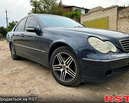 Синий Мерседес Ц-Класс, объемом двигателя 2 л и пробегом 380 тыс. км за 4600 $, фото 2 на Automoto.ua
