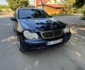 Синій Мерседес Ц-Клас, об'ємом двигуна 2 л та пробігом 334 тис. км за 3201 $, фото 1 на Automoto.ua