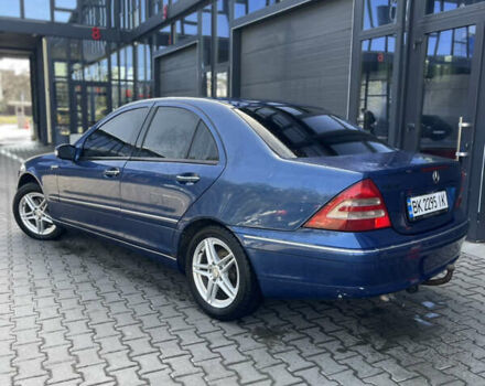 Синий Мерседес Ц-Класс, объемом двигателя 1.8 л и пробегом 250 тыс. км за 4450 $, фото 1 на Automoto.ua