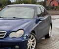 Синий Мерседес Ц-Класс, объемом двигателя 2 л и пробегом 311 тыс. км за 4299 $, фото 1 на Automoto.ua