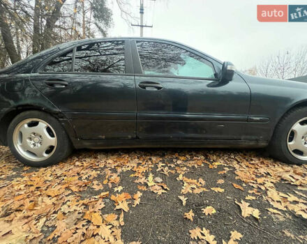 Синий Мерседес Ц-Класс, объемом двигателя 2.2 л и пробегом 440 тыс. км за 2900 $, фото 7 на Automoto.ua