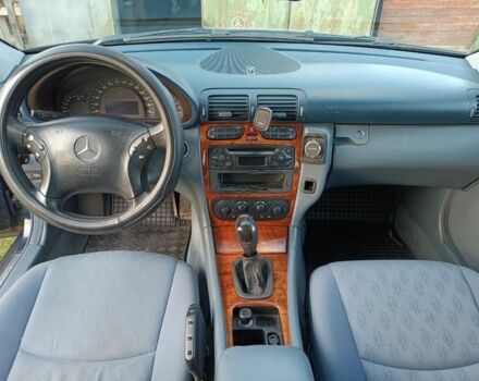 Синий Мерседес Ц-Класс, объемом двигателя 2 л и пробегом 429 тыс. км за 2600 $, фото 2 на Automoto.ua