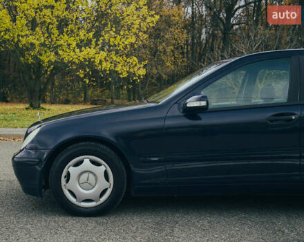 Синий Мерседес Ц-Класс, объемом двигателя 2.15 л и пробегом 459 тыс. км за 4500 $, фото 3 на Automoto.ua