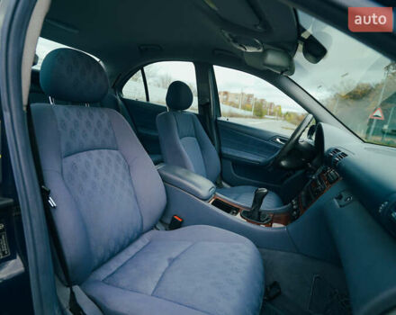 Синий Мерседес Ц-Класс, объемом двигателя 2.15 л и пробегом 459 тыс. км за 4500 $, фото 35 на Automoto.ua