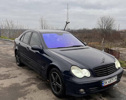 Синий Мерседес Ц-Класс, объемом двигателя 1.8 л и пробегом 340 тыс. км за 5499 $, фото 4 на Automoto.ua