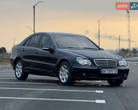 Синий Мерседес Ц-Класс, объемом двигателя 2.2 л и пробегом 290 тыс. км за 6400 $, фото 1 на Automoto.ua