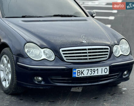 Синий Мерседес Ц-Класс, объемом двигателя 2.2 л и пробегом 290 тыс. км за 6400 $, фото 5 на Automoto.ua