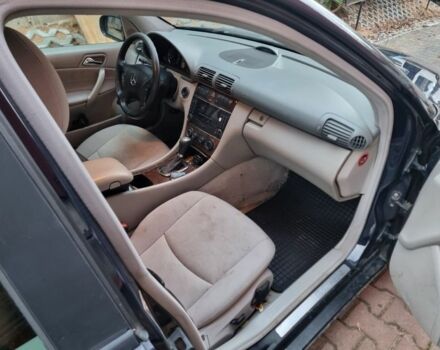 Синий Мерседес Ц-Класс, объемом двигателя 2.2 л и пробегом 350 тыс. км за 1850 $, фото 3 на Automoto.ua