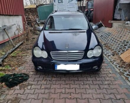 Синий Мерседес Ц-Класс, объемом двигателя 2.2 л и пробегом 350 тыс. км за 1850 $, фото 2 на Automoto.ua