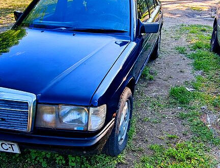 Мерседес Ц-Класс 1986 в Киеве на Automoto.ua Синий Мерседес Ц-Класс, объемом двигателя 2 л и пробегом 377 тыс. км за 1500 $, фото 1 на Automoto.ua