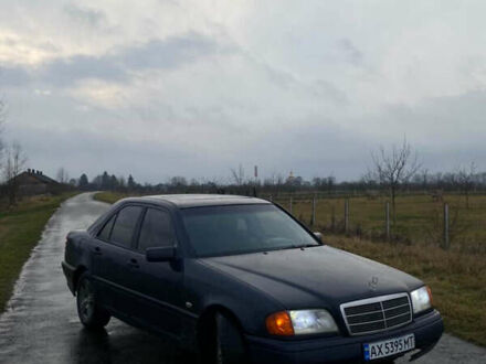 Синий Мерседес Ц-Класс, объемом двигателя 1.8 л и пробегом 444 тыс. км за 999 $, фото 1 на Automoto.ua