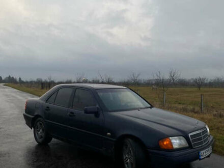 Синий Мерседес Ц-Класс, объемом двигателя 1.8 л и пробегом 333 тыс. км за 950 $, фото 1 на Automoto.ua
