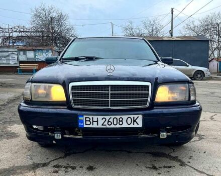 Синий Мерседес Ц-Класс, объемом двигателя 1.8 л и пробегом 440 тыс. км за 1800 $, фото 1 на Automoto.ua