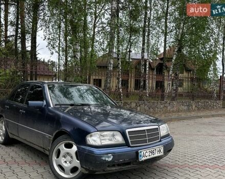 Синий Мерседес Ц-Класс, объемом двигателя 1.8 л и пробегом 375 тыс. км за 2300 $, фото 1 на Automoto.ua
