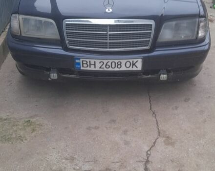 Синий Мерседес Ц-Класс, объемом двигателя 1.8 л и пробегом 438 тыс. км за 1100 $, фото 1 на Automoto.ua