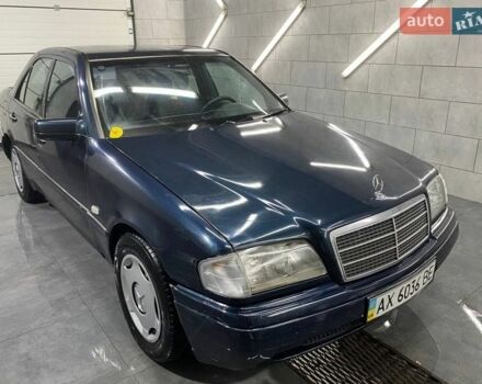 Синій Мерседес Ц-Клас, об'ємом двигуна 1.8 л та пробігом 100 тис. км за 2100 $, фото 1 на Automoto.ua