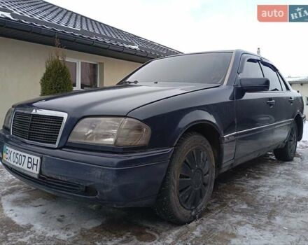Синий Мерседес Ц-Класс, объемом двигателя 1.8 л и пробегом 346 тыс. км за 1600 $, фото 1 на Automoto.ua