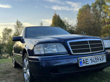 Синий Мерседес Ц-Класс, объемом двигателя 1.8 л и пробегом 400 тыс. км за 3000 $, фото 1 на Automoto.ua