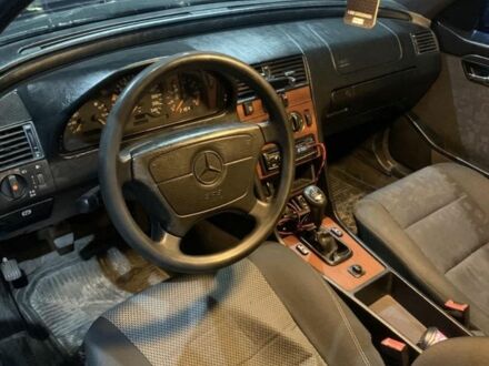 Синий Мерседес Ц-Класс, объемом двигателя 2.2 л и пробегом 330 тыс. км за 2000 $, фото 1 на Automoto.ua
