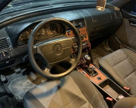 Синий Мерседес Ц-Класс, объемом двигателя 2.2 л и пробегом 330 тыс. км за 2000 $, фото 1 на Automoto.ua