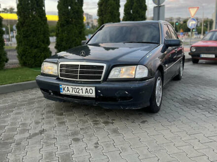 Мерседес Ц-Клас 1996 у Києві на Automoto.ua Синій Мерседес Ц-Клас, об'ємом двигуна 1.8 л та пробігом 440 тис. км за 3000 $, фото 1 на Automoto.ua