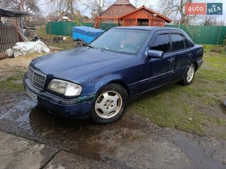 Синій Мерседес Ц-Клас, об'ємом двигуна 2 л та пробігом 280 тис. км за 1200 $, фото 1 на Automoto.ua