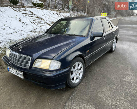 Синий Мерседес Ц-Класс, объемом двигателя 1.8 л и пробегом 387 тыс. км за 2700 $, фото 1 на Automoto.ua