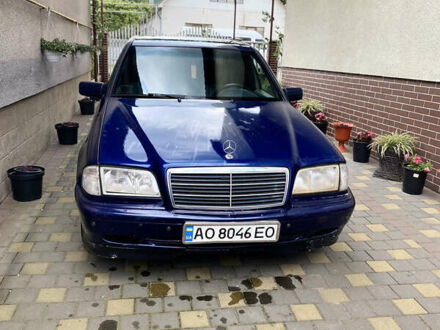 Мерседес Ц-Класс 1998 в Иршава на Automoto.ua Синий Мерседес Ц-Класс, объемом двигателя 2 л и пробегом 375 тыс. км за 2500 $, фото 1 на Automoto.ua